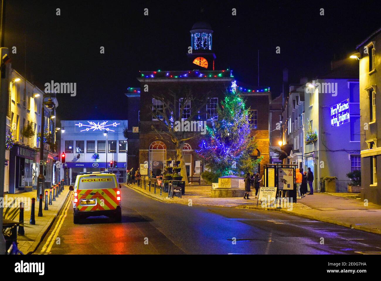 Eype, Dorset, Großbritannien. Januar 2021. Der Bucky Doo Square in Bridport in Dorset ist um Mitternacht ruhig, da nur ein paar Gruppen von Feiernden kommen, um das neue Jahr in der Tier 3 Covid-19 Gegend zu feiern. Der Bucky Doo Square war in den vergangenen Jahren voll mit hunderten von Nachtschwärmern, die um Mitternacht ein schickes Kleid trugen. Bild: Graham Hunt/Alamy Live News Stockfoto