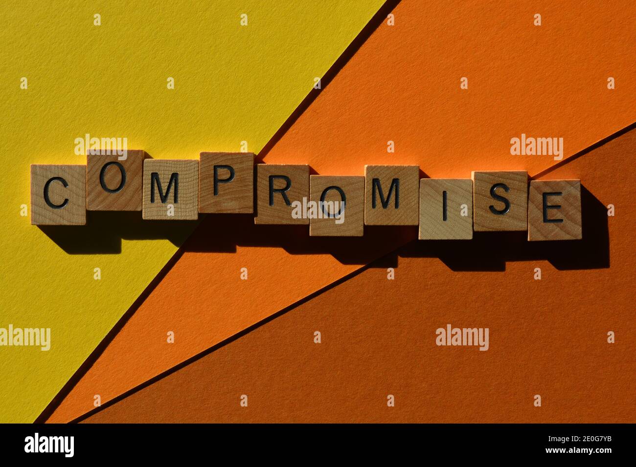 Kompromiss, Wort in Holzalphabet Buchstaben isoliert auf bunten Hintergrund Stockfoto