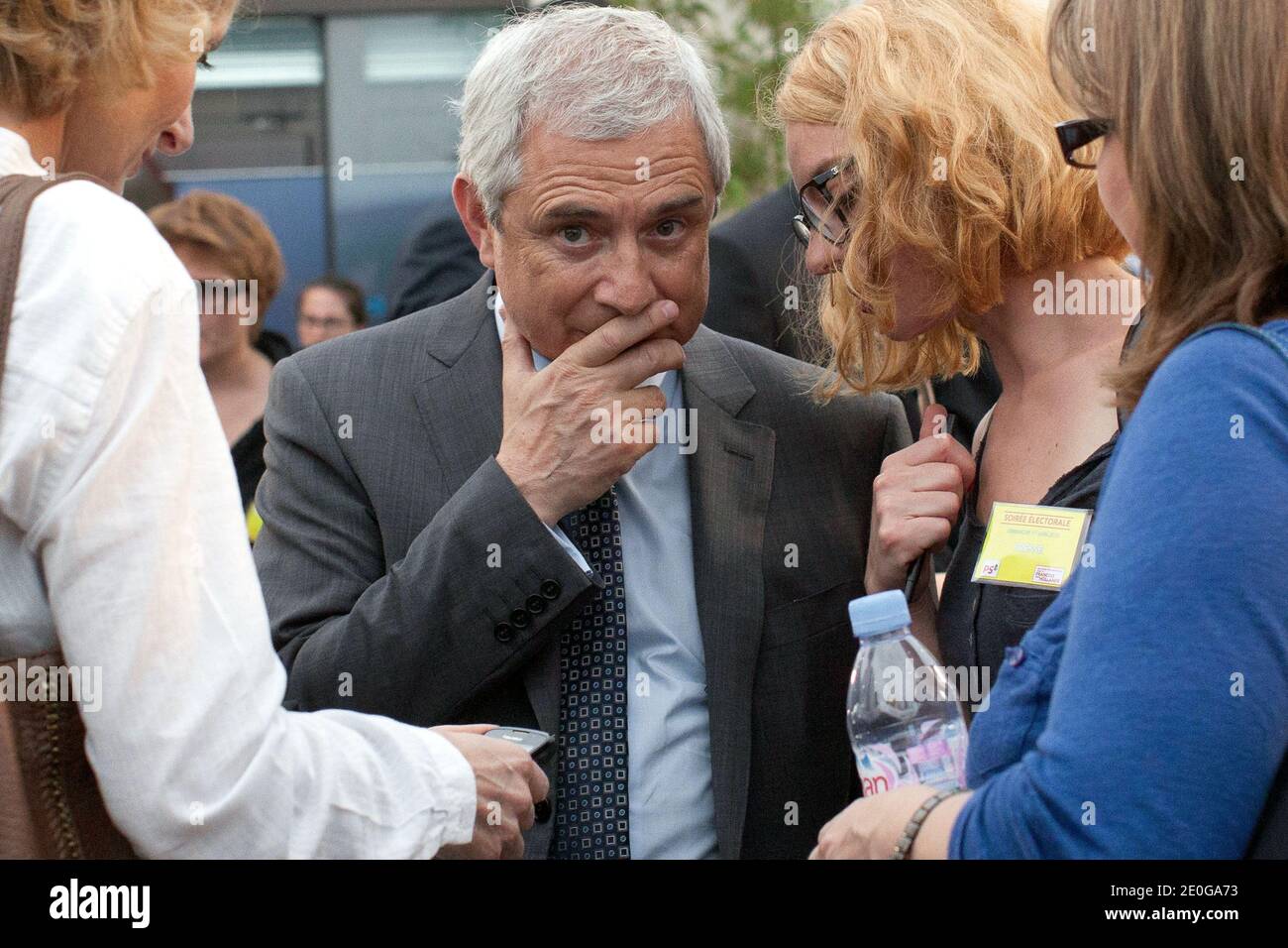 Claude Bartolone wartet auf die Bekanntgabe der Ergebnisse der zweiten Runde der französischen Parlamentswahlen am 17. Juni 2012 im Sitz der Sozialistischen Partei (PS) in Paris. Frankreichs Sozialisten gewannen heute in einer abgegebenen Abstimmung die Kontrolle über das parlament und übergaben Präsident Francois Hollande die überzeugende Mehrheit, die notwendig ist, um eine harte Steuer- und Ausgabenagenda durchzusetzen, sagten Schätzungen. Foto von Stephane Lemouton/ABACAPRESS.COM Stockfoto