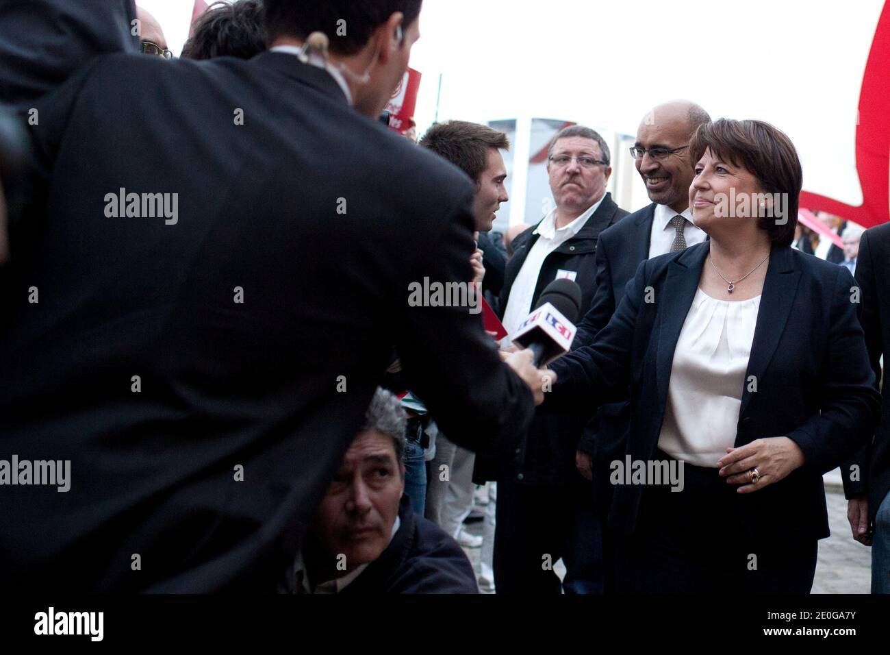 Die erste Sekretärin der Sozialistischen Partei (PS), Martine Aubry, flankiert von Harlem Desir, kommt zu einer Rede, nachdem die Ergebnisse der zweiten Runde der französischen Parlamentswahlen am 17. Juni 2012 im Hauptquartier der Sozialistischen Partei (PS) in Paris, Frankreich, bekannt gegeben wurden. Frankreichs Sozialisten gewannen heute in einer abgegebenen Abstimmung die Kontrolle über das parlament und übergaben Präsident Francois Hollande die überzeugende Mehrheit, die notwendig ist, um eine harte Steuer- und Ausgabenagenda durchzusetzen, sagten Schätzungen. Foto von Stephane Lemouton/ABACAPRESS.COM Stockfoto