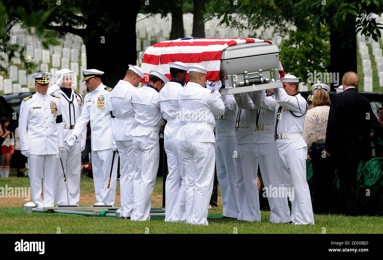 Ehrenwache Team trägt die Schatulle des US Navy Petty Officer 2nd Class Sean E. Brasas aus Greensboro, N.C., während seiner Beerdigung Service 19. Juni 2012 auf Arlington National Cemetery in Arlington, Virginia, USA. Brazas wurde letzten Monat in Afghanistan von einem feindlichen Scharfschützen getötet, während er seiner Einheit an Bord eines Hubschraubers half. Foto von Olivier Douliery/ABACAPRESS.COM Stockfoto