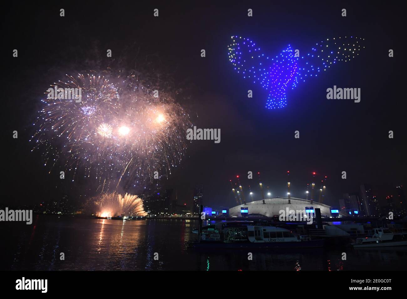 Feuerwerke und Drohnen beleuchten den Nachthimmel über London, da sie eine Lichtvorschau bilden, da Londons normales Silvesterfeuerwerk wegen der Coronavirus-Pandemie abgesagt wurde. Stockfoto