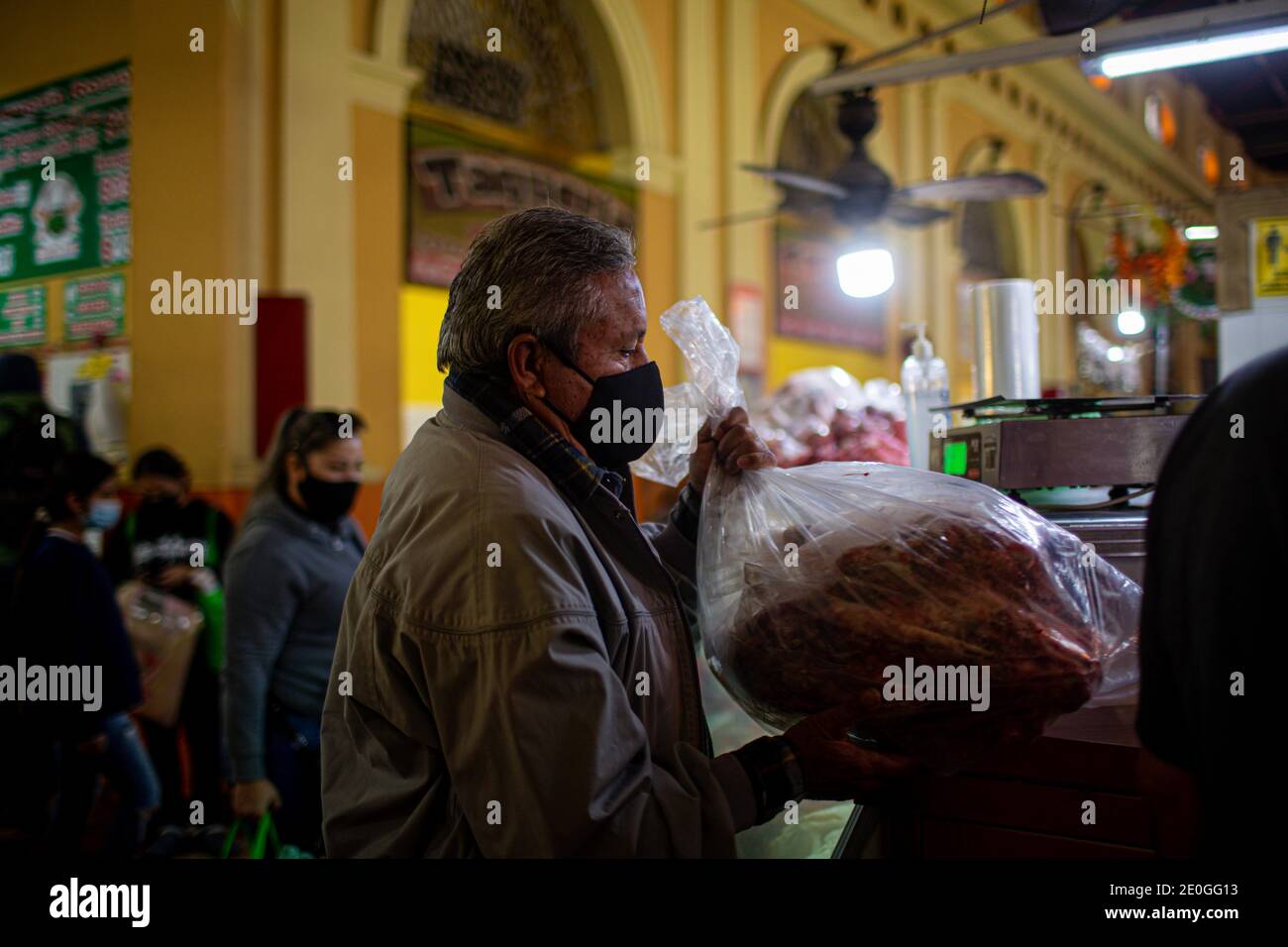 HERMOSILLO, MEXIKO DEZEMBER 31: Alltag von Hermosillenzes in den Straßen der Innenstadt während des letzten Tages des Jahres, am 31. Dezember 2020 in Hermosillo, Mexiko .. (Foto von Luis Gutierrez / Norte Photo) HERMOSILLO, MEXIKO DICIEMBRE 31: Vida cotidiana de hermosillenzes en las calles del Centro de la ciudad durante el ultimo dia del año, el 31 de Diciembre, 2020 en Hermosillo, Mexiko.. (Foto von Luis Gutierrez/Norte Photo) Cubre bocas, deckt Münder, Pademic, Pandemie, Mercado, Markt Stockfoto