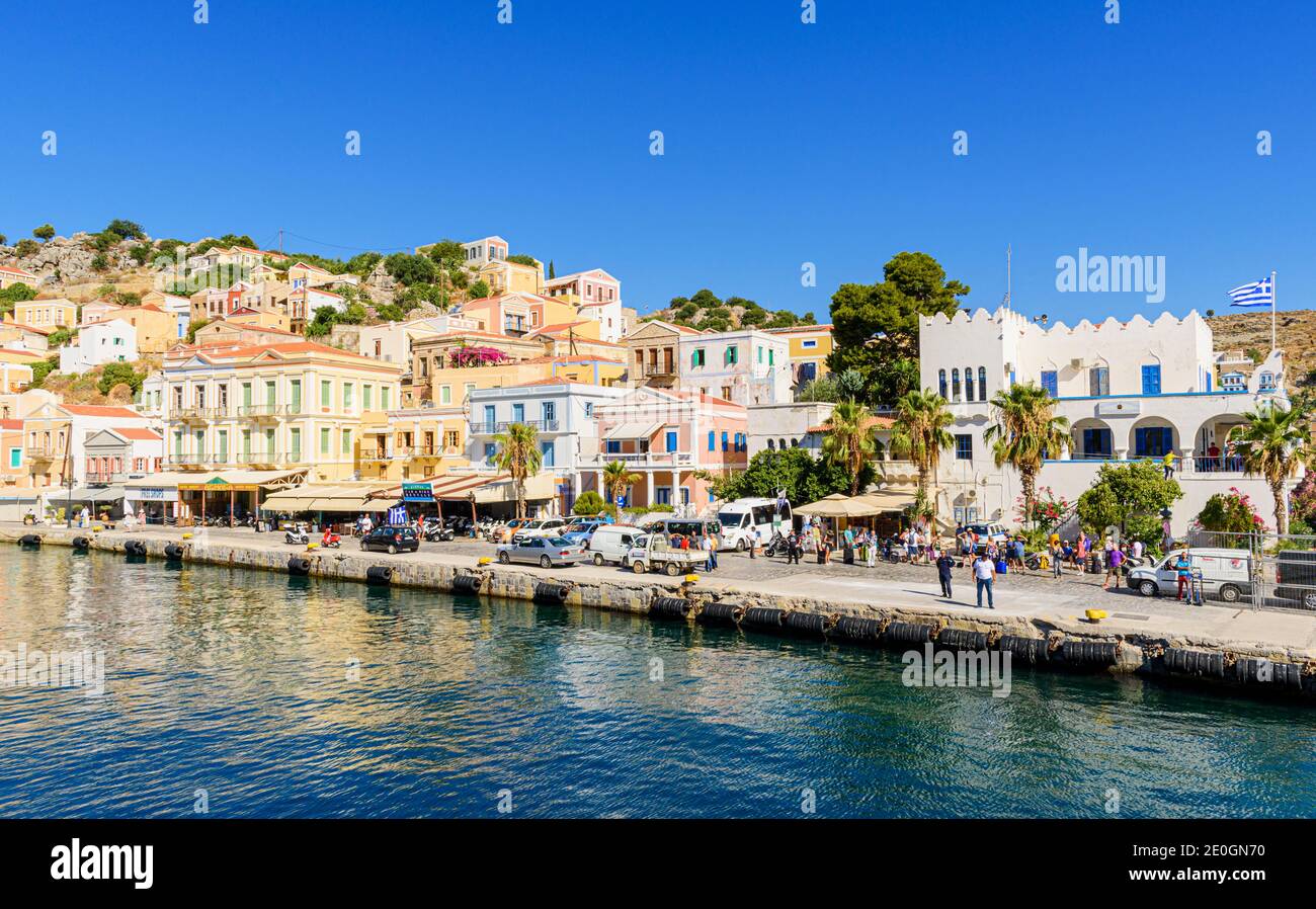 Der bunte Hafen von Yialos Town auf der Insel Symi, Dodekanes, Griechenland Stockfoto