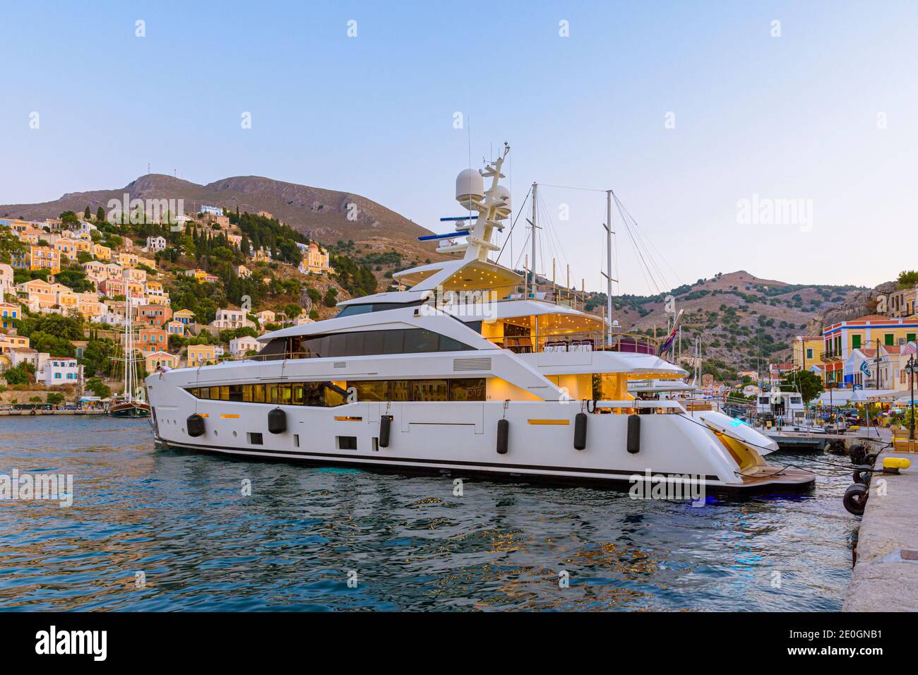 Superyacht Serenity liegt im Hafen von Gialos, Symi Island, Griechenland Stockfoto