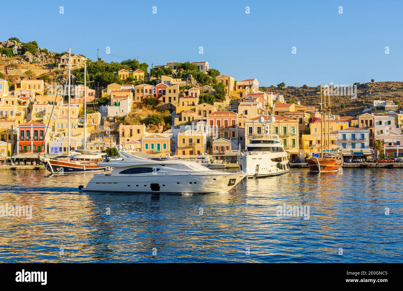 Luxusboote im Hafen von Yialos Town, auf der Insel Symi, Griechenland Stockfoto