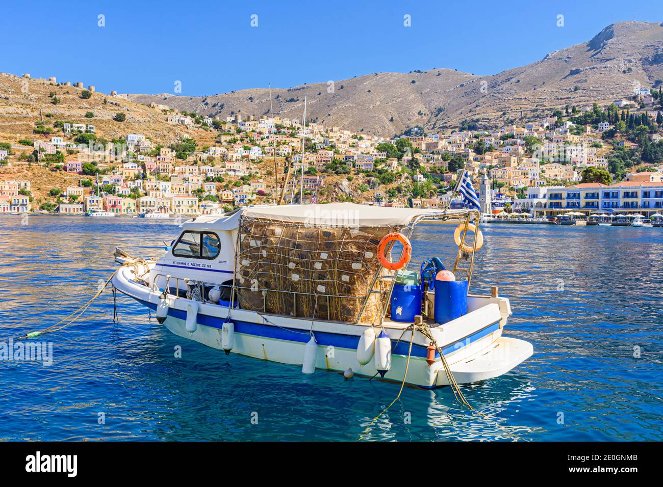 Fischerboot in Yialos Hafen, Symi Insel, Dodekanes, Griechenland Stockfoto