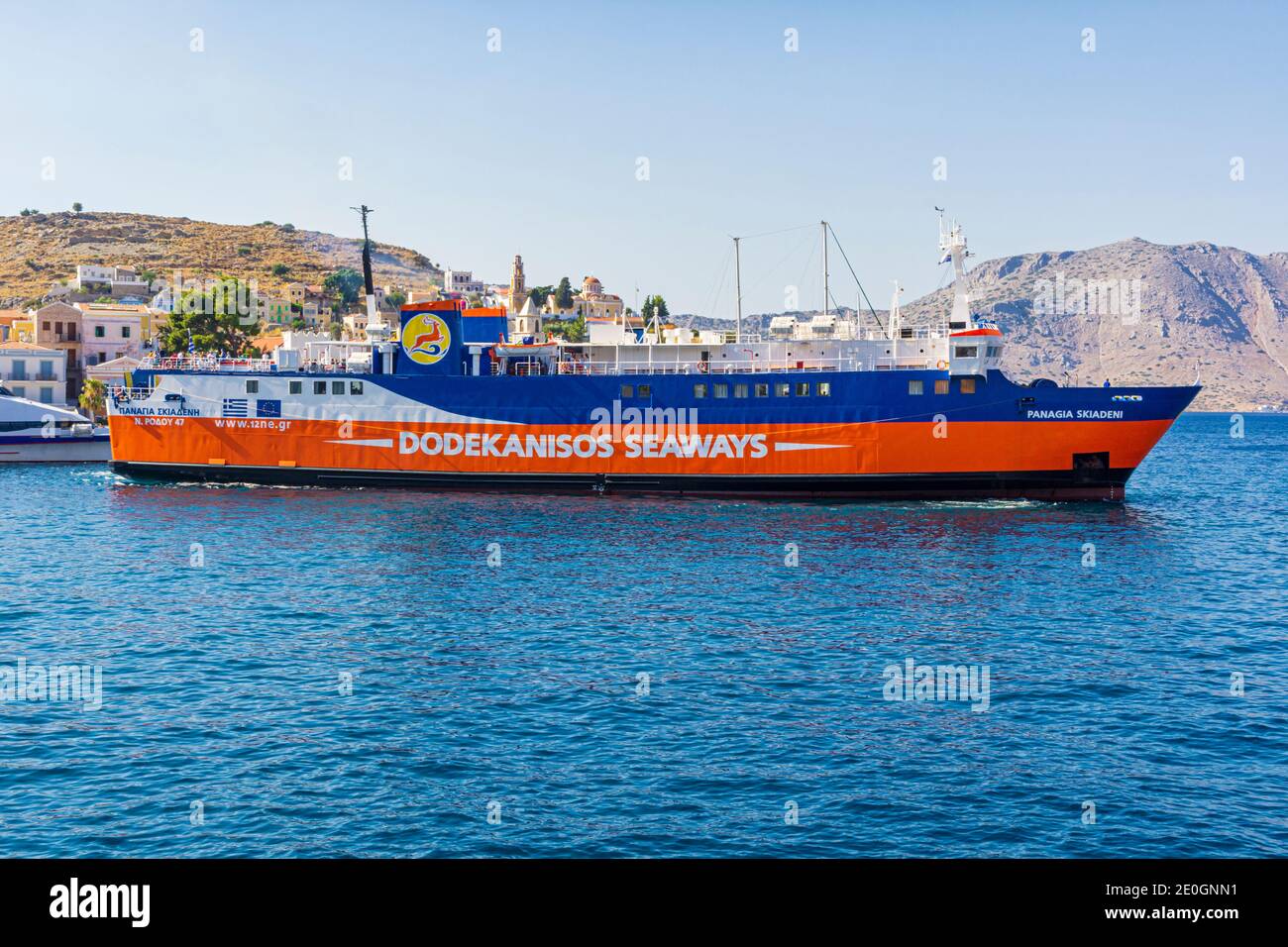 Die kleine griechische Fähre Panagia Skiadeni, die den Hafen von Symi, Dodekanes, Griechenland abfährt Stockfoto