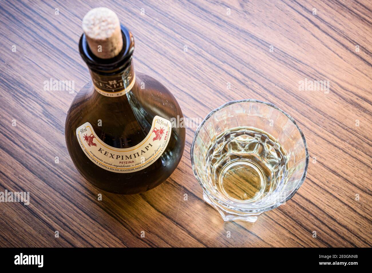 Ein Glas und eine Flasche Kexrimpari Retsina, Griechenland Stockfoto