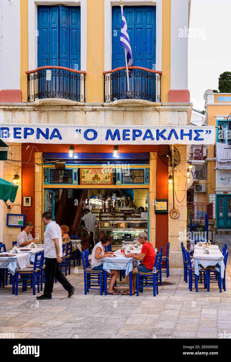 Symiot griechische Taverne in den Hinterstraßen von Gialos Stadt, Symi Insel, Griechenland Stockfoto