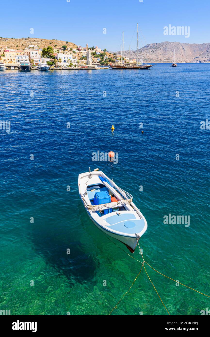 Kleines blaues Boot in Yialos Hafen, Symi Insel, Dodekanes, Griechenland Stockfoto