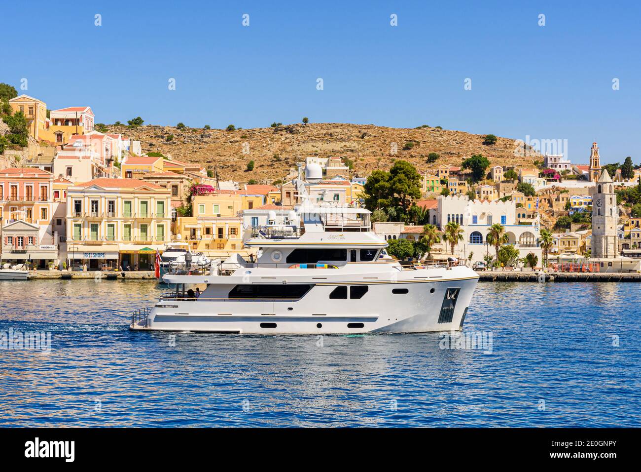 Superyacht fährt ab Gialos Hafen, Symi Insel, Griechenland Stockfoto