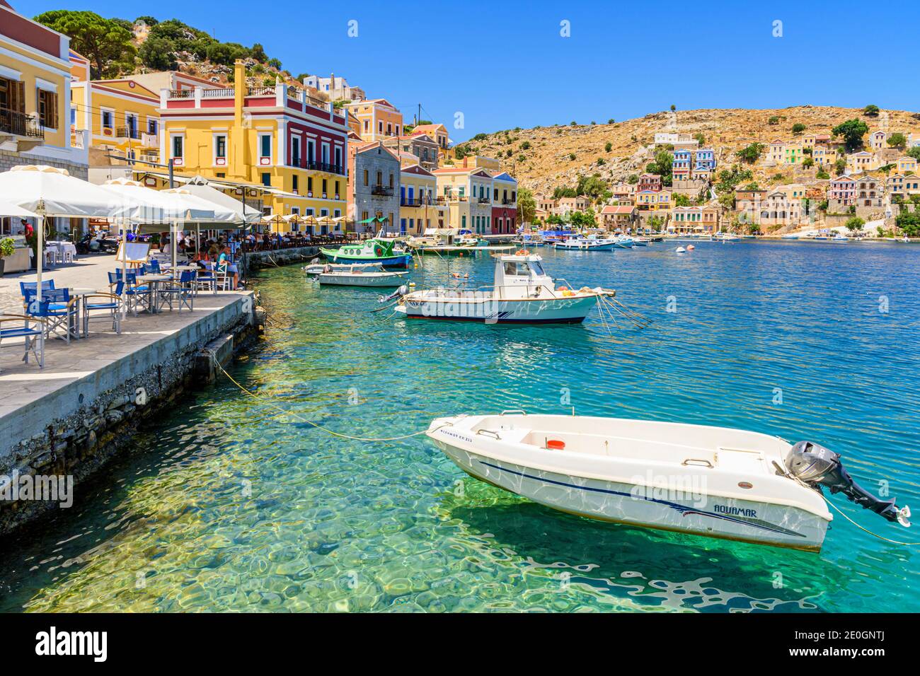 Die farbenfrohe Uferpromenade von Yialos Town auf der Insel Symi, Dodekanes, Griechenland Stockfoto
