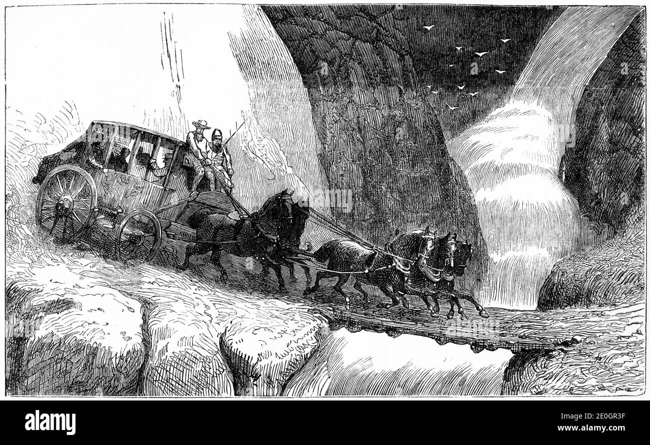 Gravur einer Postkutsche, die eine fadenscheinige Brücke in der Nähe eines Wasseralles in Kalifornien während des 19. Jahrhunderts überquert. Ähnliche Szenen waren auch in Neuseeland, Australien oder Kanada zu sehen. Stockfoto