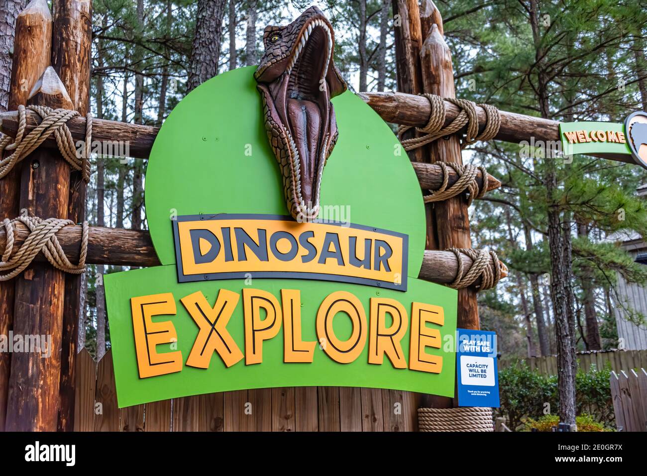 Eintritt zur Dinosaur Explore Attraction mit lebensgroßen, interaktiven Dinosauriern im Stone Mountain Park in Atlanta, Georgia. (USA) Stockfoto