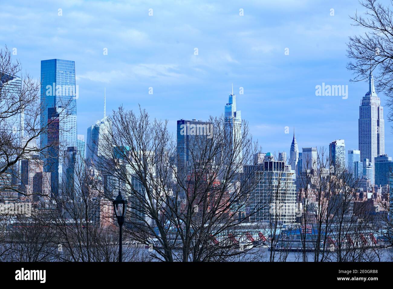 Manhattan Midtown Skyline im Dezember 2020, von der anderen Seite des Hudson River aus gesehen Stockfoto