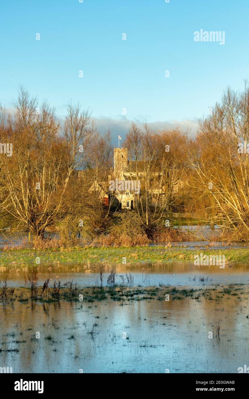 Überflutete Felder entlang des Flusses windrush rund um das cotswold Dorf Swinbrook am heiligabend 2020. Swinbrook, Cotswolds, Oxfordshire, England Stockfoto