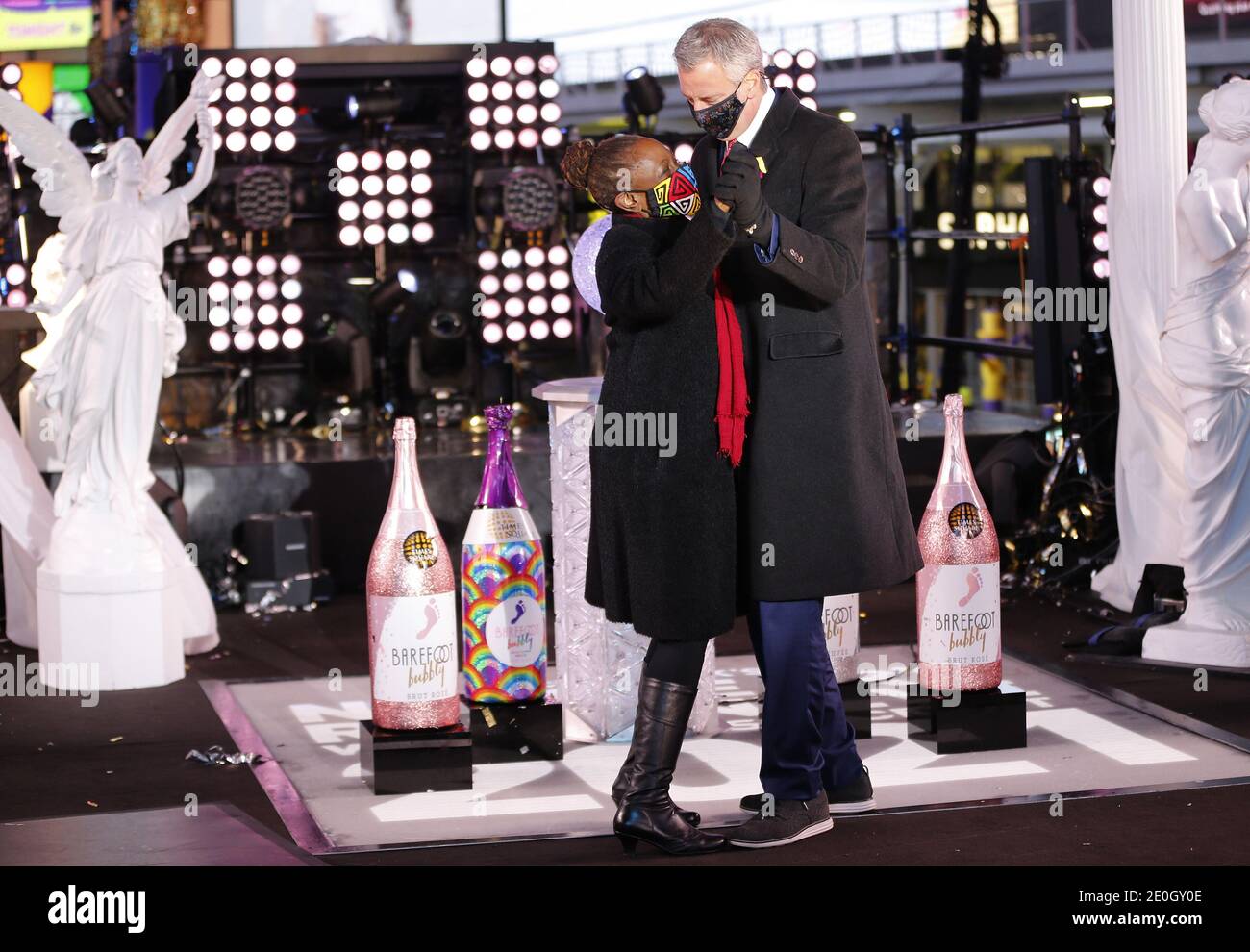 New York, Usa. Januar 2021. Bürgermeister Bill De Blasio tanzt mit seiner Frau Chirlane McCray am 31. Dezember 2020 in New York City auf dem Times Square. Pool Foto von Gary Hershorn/UPI Kredit: UPI/Alamy Live Nachrichten Stockfoto