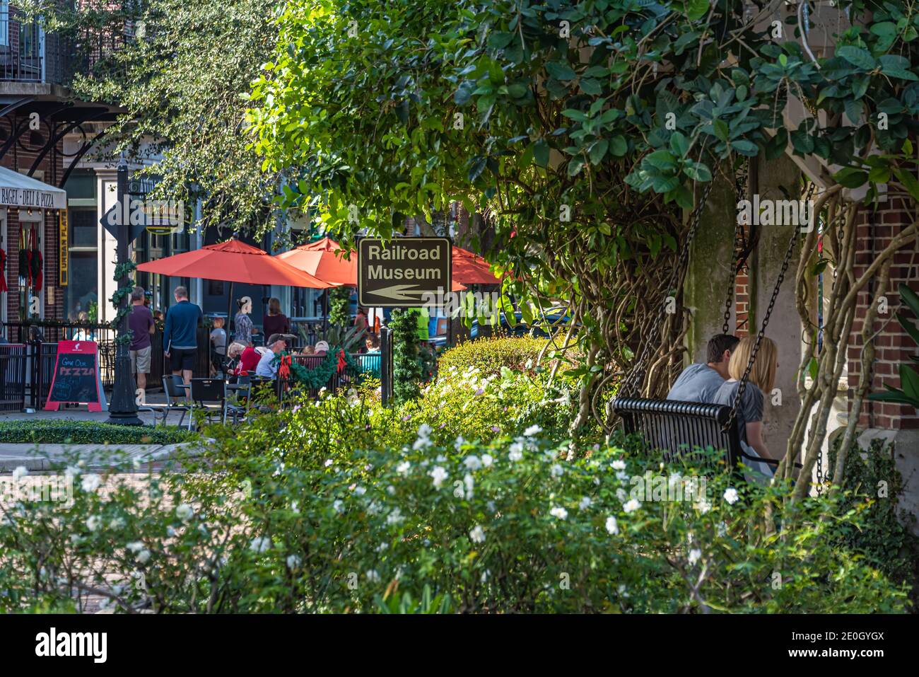 Menschen genießen Winterzeit in Florida in den Outdoor-Cafés und Restaurants entlang der Plant Street in der charmanten Innenstadt Winter Garden in der Nähe von Orlando. (USA) Stockfoto