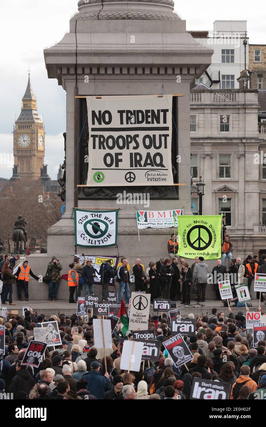 Eine Anti-Kriegs-Kundgebung Trafalgar Square der Höhepunkt eines marsches, der am Marble Arch begann. Der Protest war für die Entwaffnung der Truppen aus dem Irak und die nukleare Abrüstung. Trafalgar Square, London, Großbritannien. Februar 2007, 24 Stockfoto