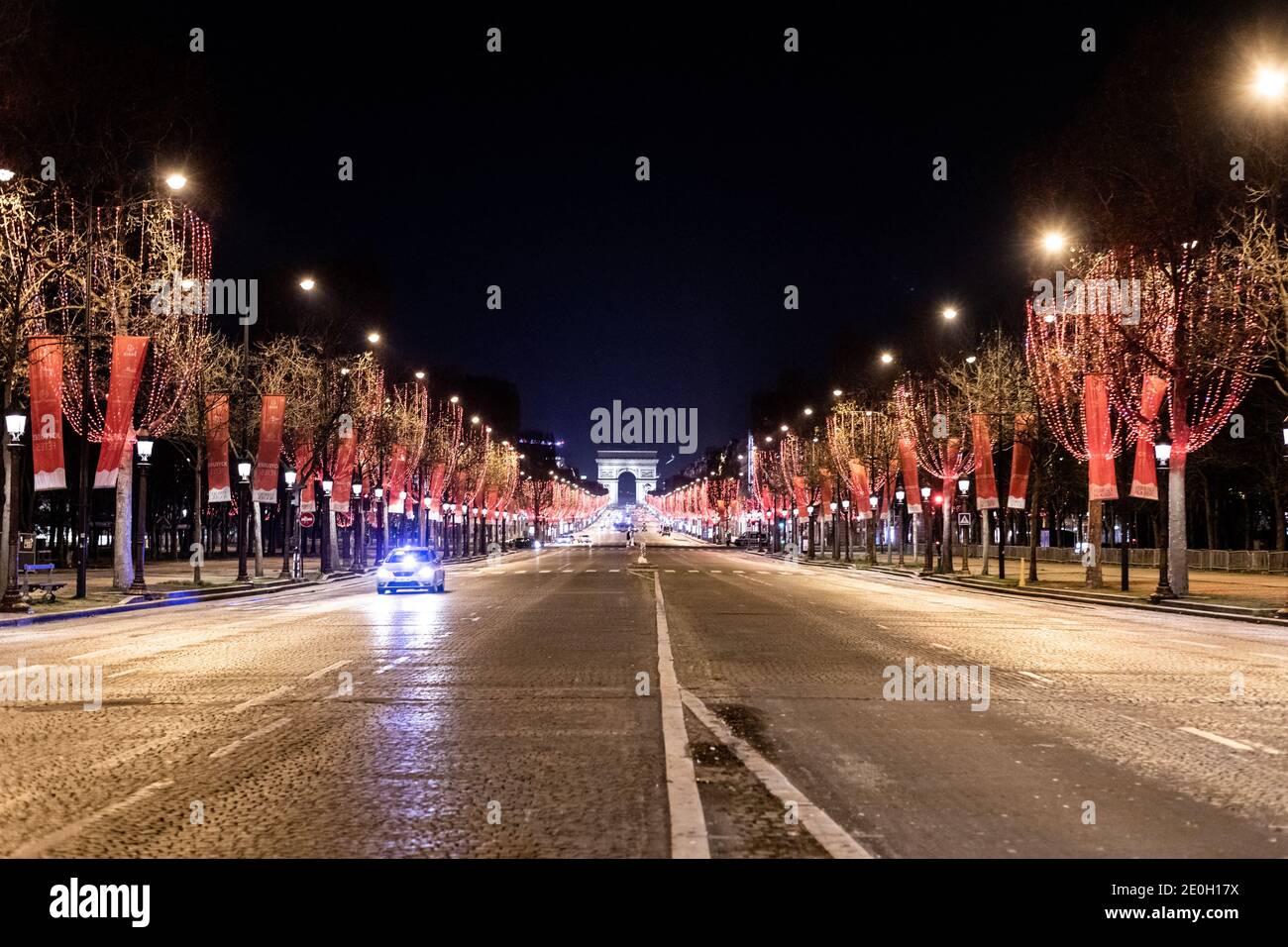 Paris, Frankreich. Dezember 2020. Die leere Avenue des Champs Elysees in der Nacht am neuen Jahr Tag während der Ausgangssperre aufgrund der COVID 19 Pandemie. Paris, Frankreich, 1. Januar 2021. Quelle: ABACAPRESS/Alamy Live News Stockfoto