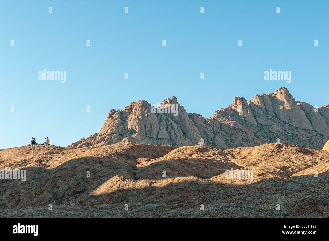 SPITZKOPPE, NAMIBIA - 17. JUNI 2012: Blick auf das Pondok-Gebirge vom größeren Felsbogen aus. Touristen sind sichtbar Stockfoto