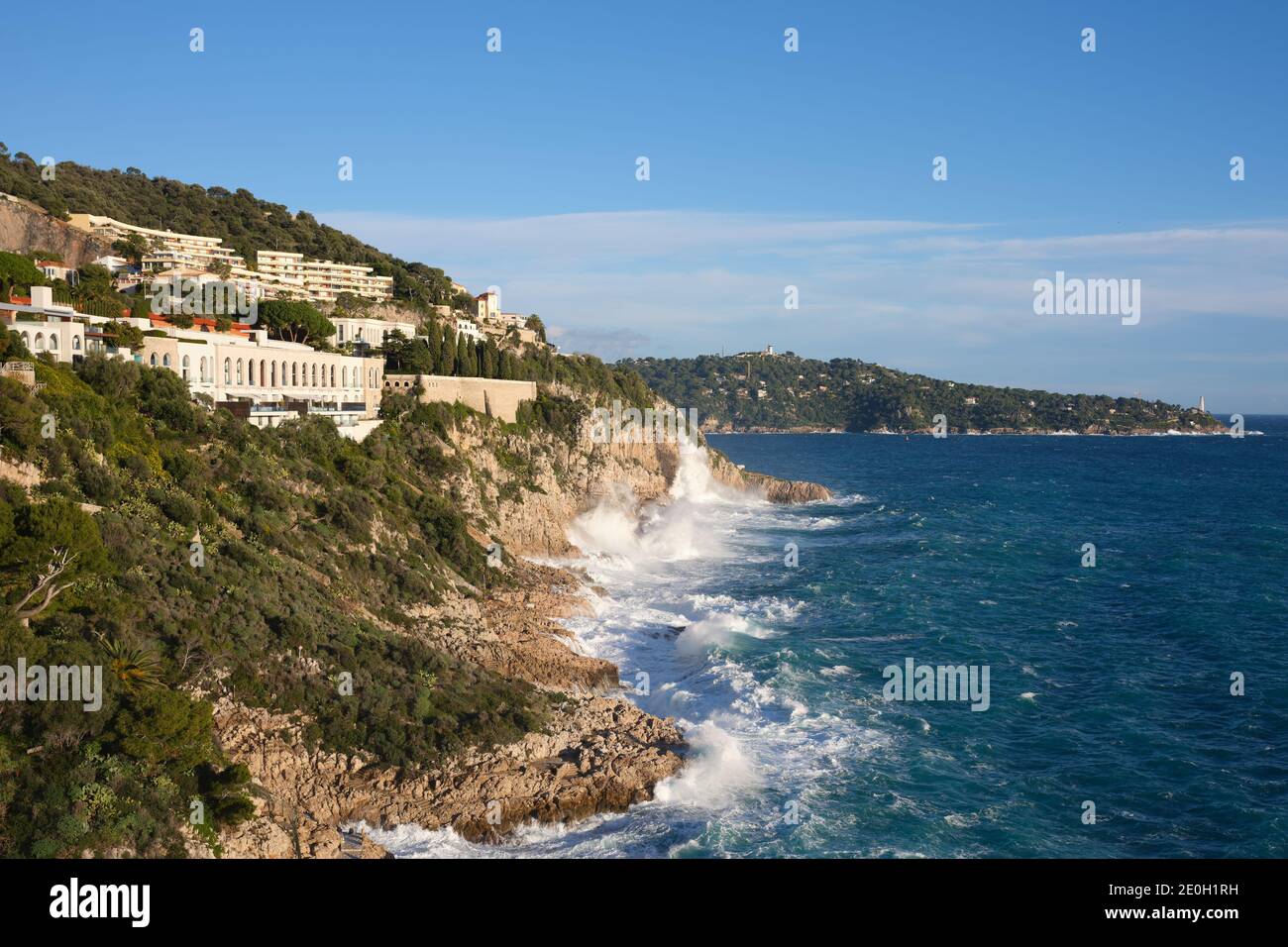 Winter große Wellen krachen auf einem felsigen Vorgebirge in der Stadt Nizza. Französische Riviera, Frankreich. Stockfoto