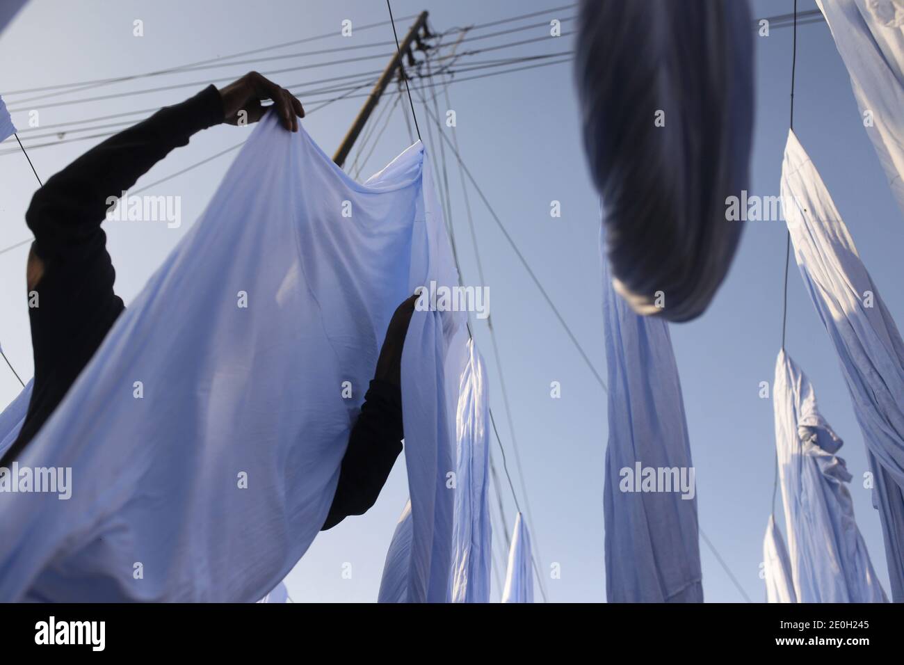 Narayanganj, Bangladesch. Januar 2021. Arbeiter Sonnen färben Stoffe in der  Nähe einer Fabrik in Narayanganj, die ein Rohstoff für die  Fertigwarenindustrie ist. Quelle: MD Mehedi Hasan/ZUMA Wire/Alamy Live News  Stockfotografie - Alamy