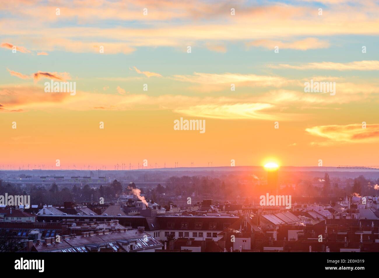 Wien, Wien: Bezirk Kaisermühlen, Windturbinen in Marchfeld, fliegende Vögel, Sonnenaufgang 22. Donaustadt, Wien, Österreich Stockfoto