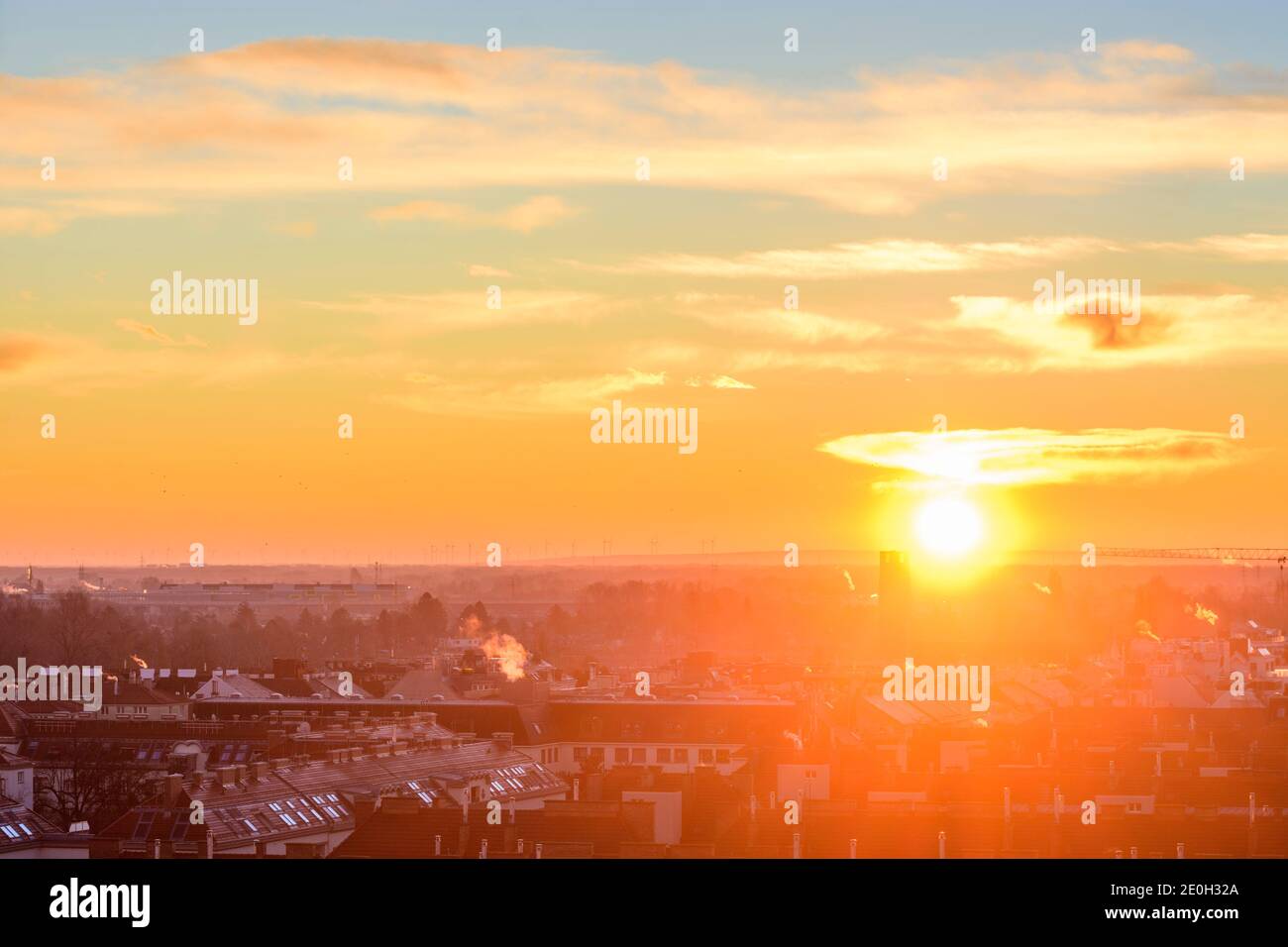 Wien, Wien: Bezirk Kaisermühlen, Windturbinen in Marchfeld, fliegende Vögel, Sonnenaufgang 22. Donaustadt, Wien, Österreich Stockfoto