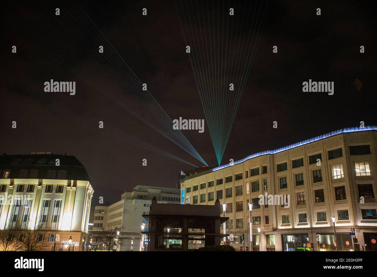 Abbildung Bild zeigt eine Laser-Show zu Silvester feiern, Donnerstag 31 Dezember 2020 in Brüssel. Die Lasershow ersetzt die Traditiona Stockfoto