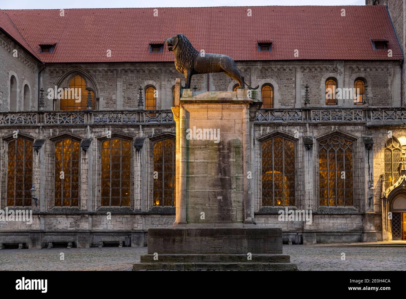 Die Blockierung des Coronavirus in Deutschland hat die Straßen von den Menschen befreit. Nur wenige Leute draußen am Silvesterabend in Braunschweig. Stockfoto