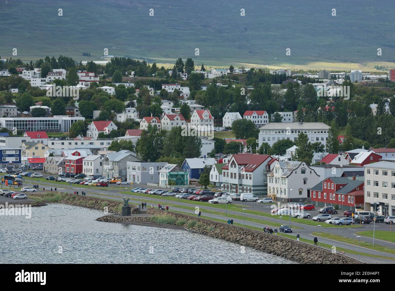 Akureyri, Island - 27. Juli 2017: Blick auf das Stadtzentrum und die Kirche von Akureyri in Island. Stockfoto
