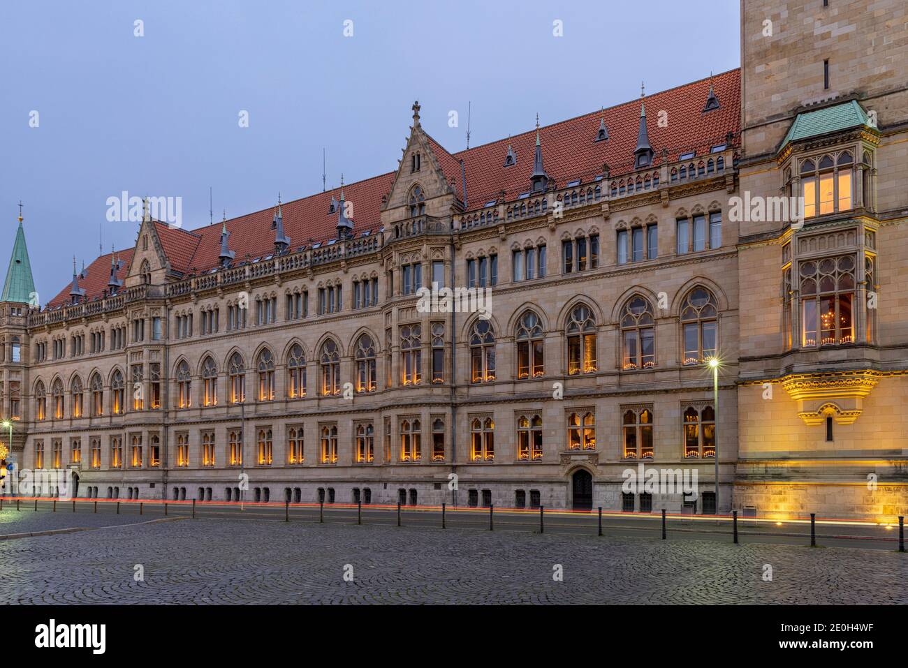 Die Blockierung des Coronavirus in Deutschland hat die Straßen von den Menschen befreit. Nur wenige Leute draußen am Silvesterabend in Braunschweig. Stockfoto