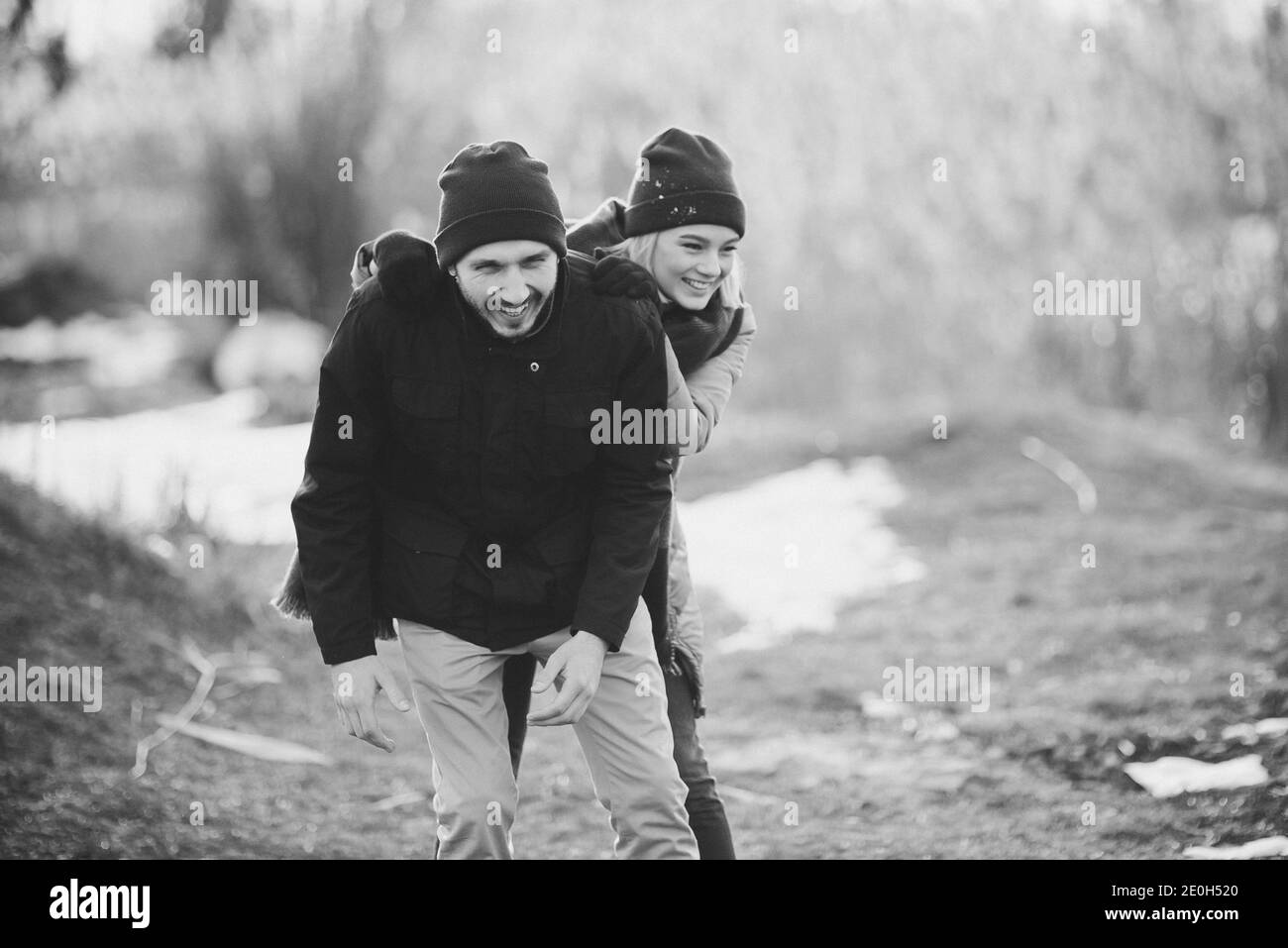 Winter Liebesgeschichte, ein schönes, stilvolles junges Paar. Junge romantische Paar ist mit Spaß im Freien. Genießen Sie die gemeinsame Zeit in Silvester. Tw Stockfoto