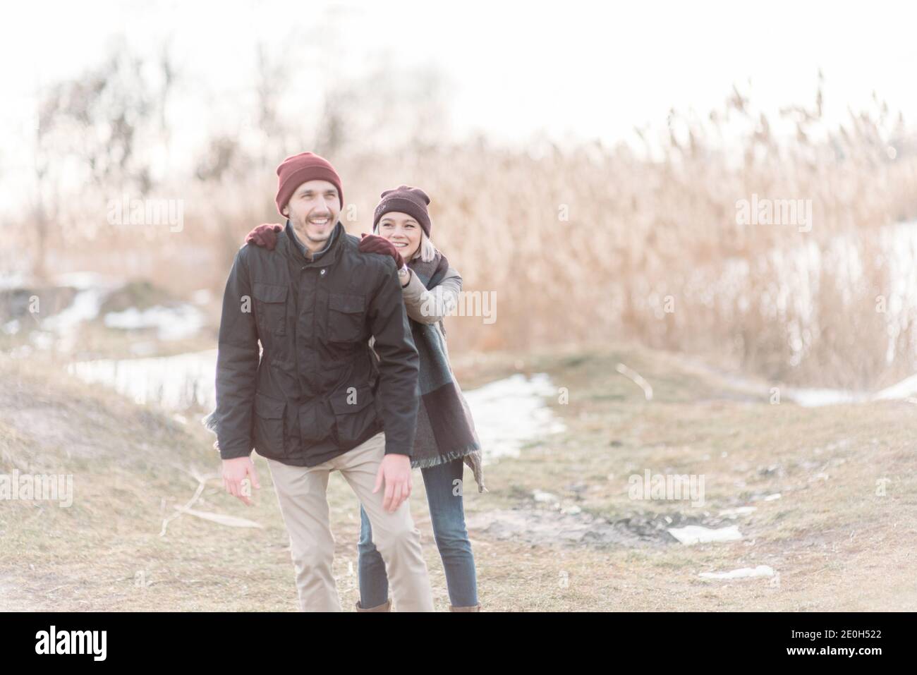 Winter Liebesgeschichte, ein schönes, stilvolles junges Paar. Junge romantische Paar ist mit Spaß im Freien. Genießen Sie die gemeinsame Zeit in Silvester. Tw Stockfoto