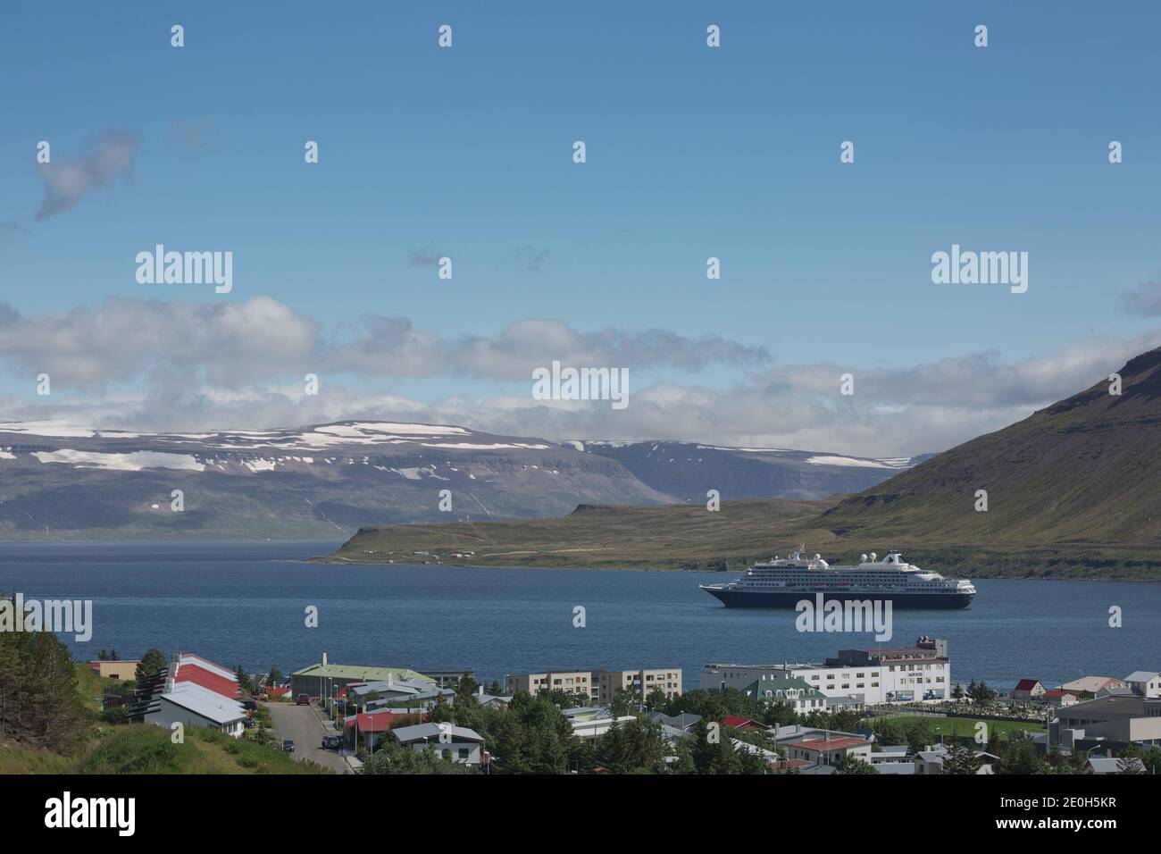 Isafjordur, Island - 28. Juli 2017: Kreuzfahrtschiff Docking im Dorf Isafjordur in Island umgeben von schöner Landschaft des isländischen Fjords. Stockfoto