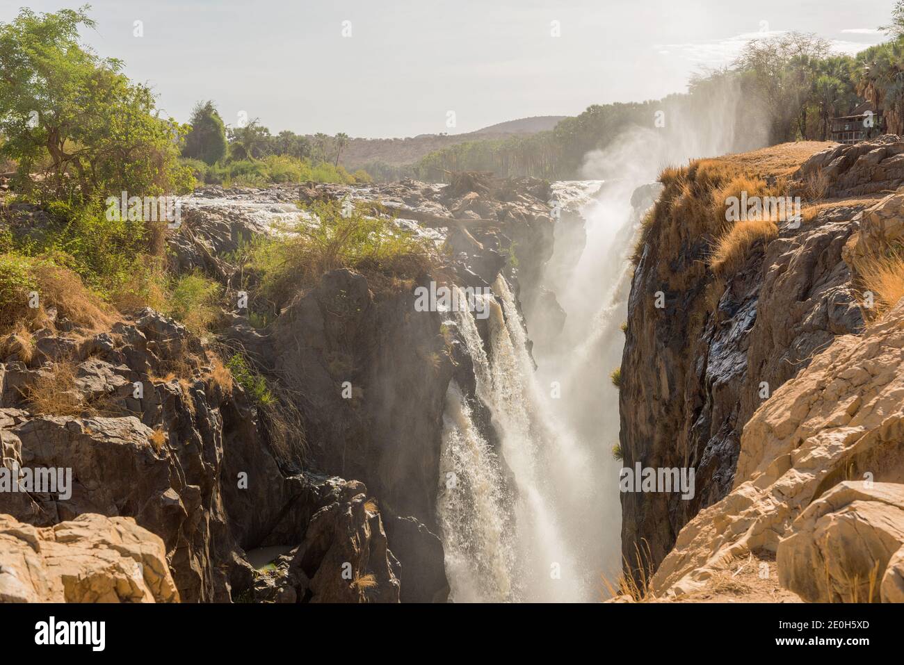 Die Epupa-Fälle des Kunene-Flusses an der Grenze Zwischen Angola und Namibia Stockfoto