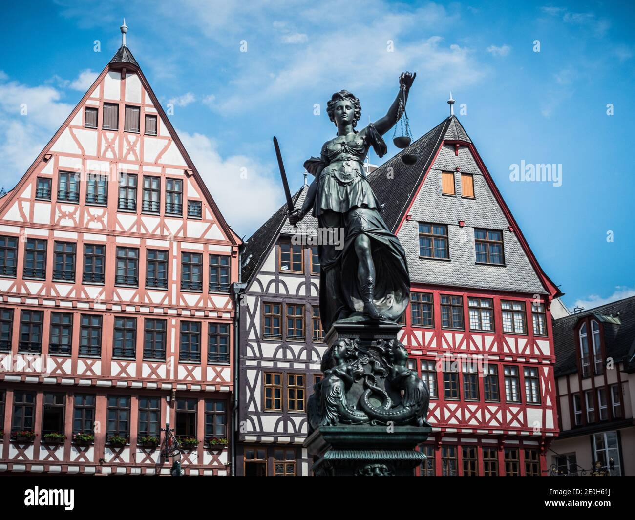 Statue auf dem Brunnen der Gerechtigkeit auf dem Hauptplatz in Frankfurt am Main, Deutschland mit Fachwerkhäusern. Skulptur aus dem Jahre 1887 von Friedrich Schi Stockfoto