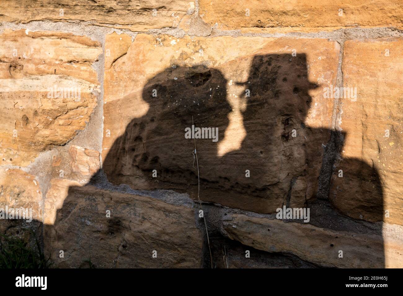 Schatten eines Liebespaares auf den großen Felsen Einer mittelalterlichen Burg Stockfoto