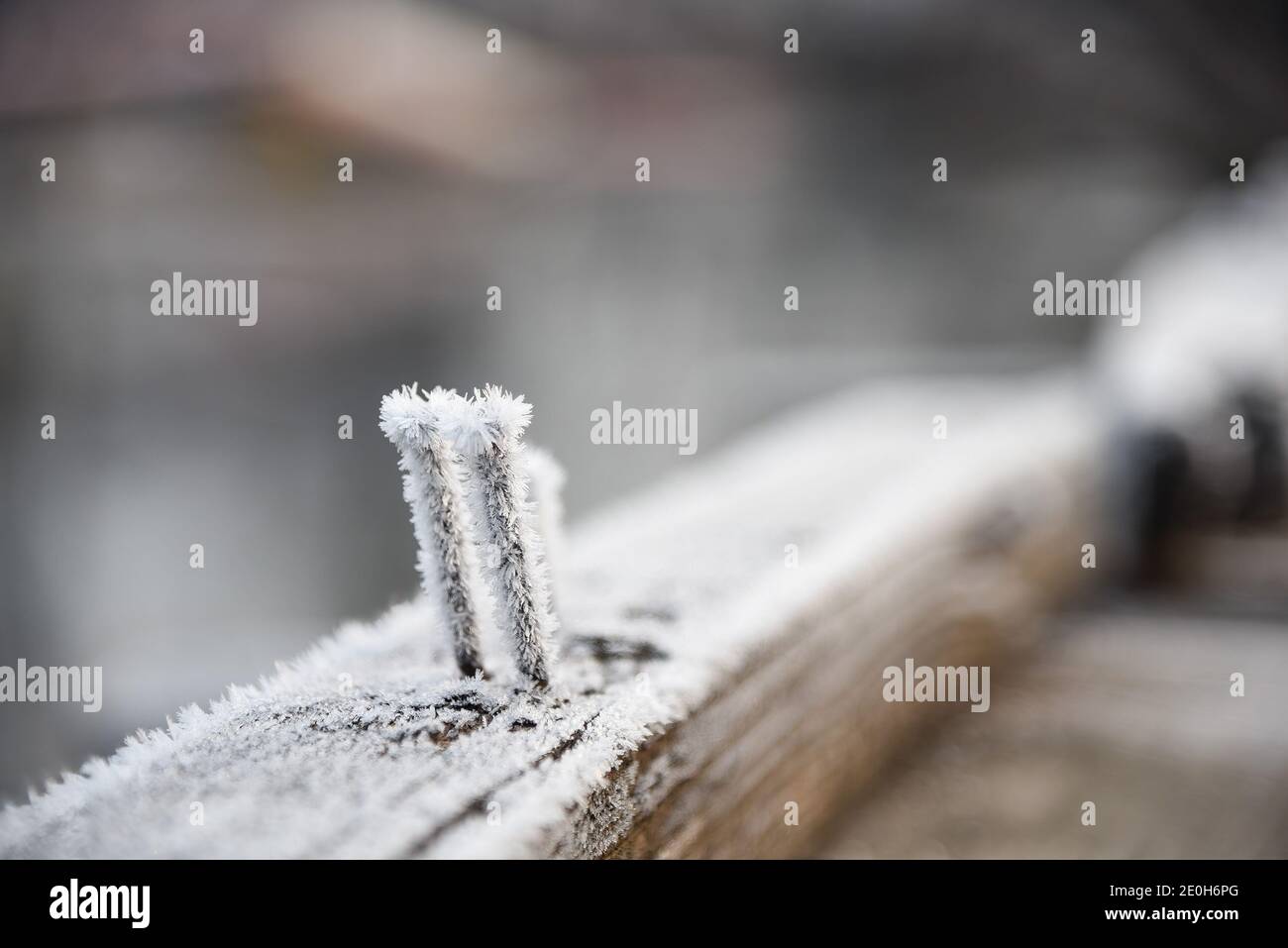 Blick auf eine Holzbrücke mit Frost während eines kalten Wintermorgens in Srinagar bedeckt. Die kalte Welle fegende Kaschmir intensiviert, wie das Quecksilber fiel mehrere Kerben, um sich gut unter dem Gefrierpunkt über das Tal. Stockfoto