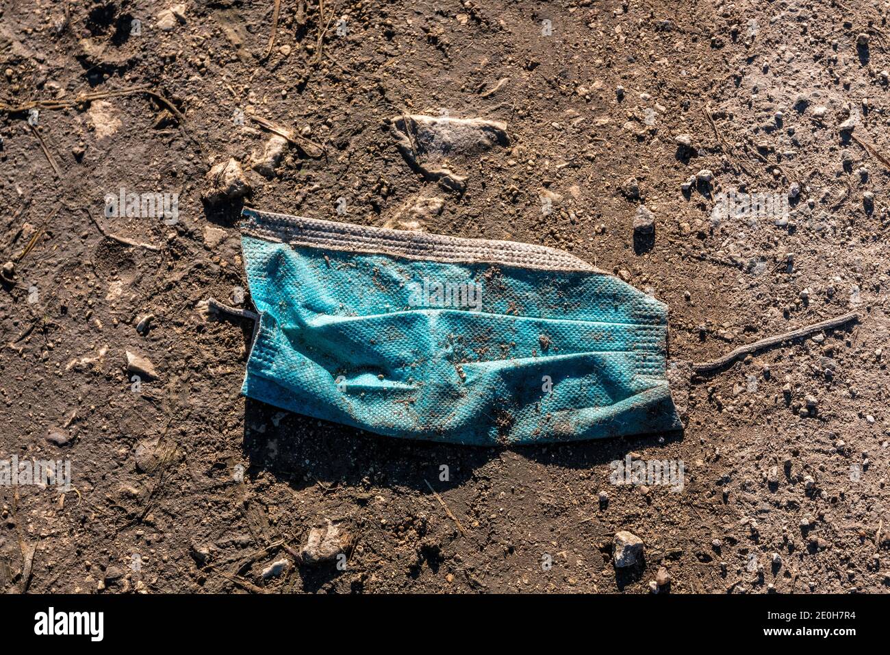 Medizinische Maske gegen Corona einfach weggeworfen Stockfoto