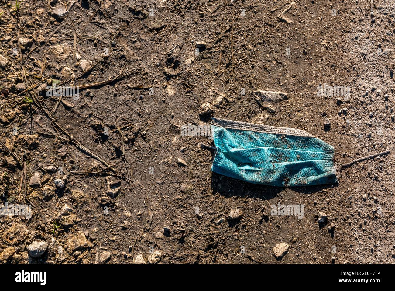 Medizinische Maske gegen Corona einfach weggeworfen Stockfoto