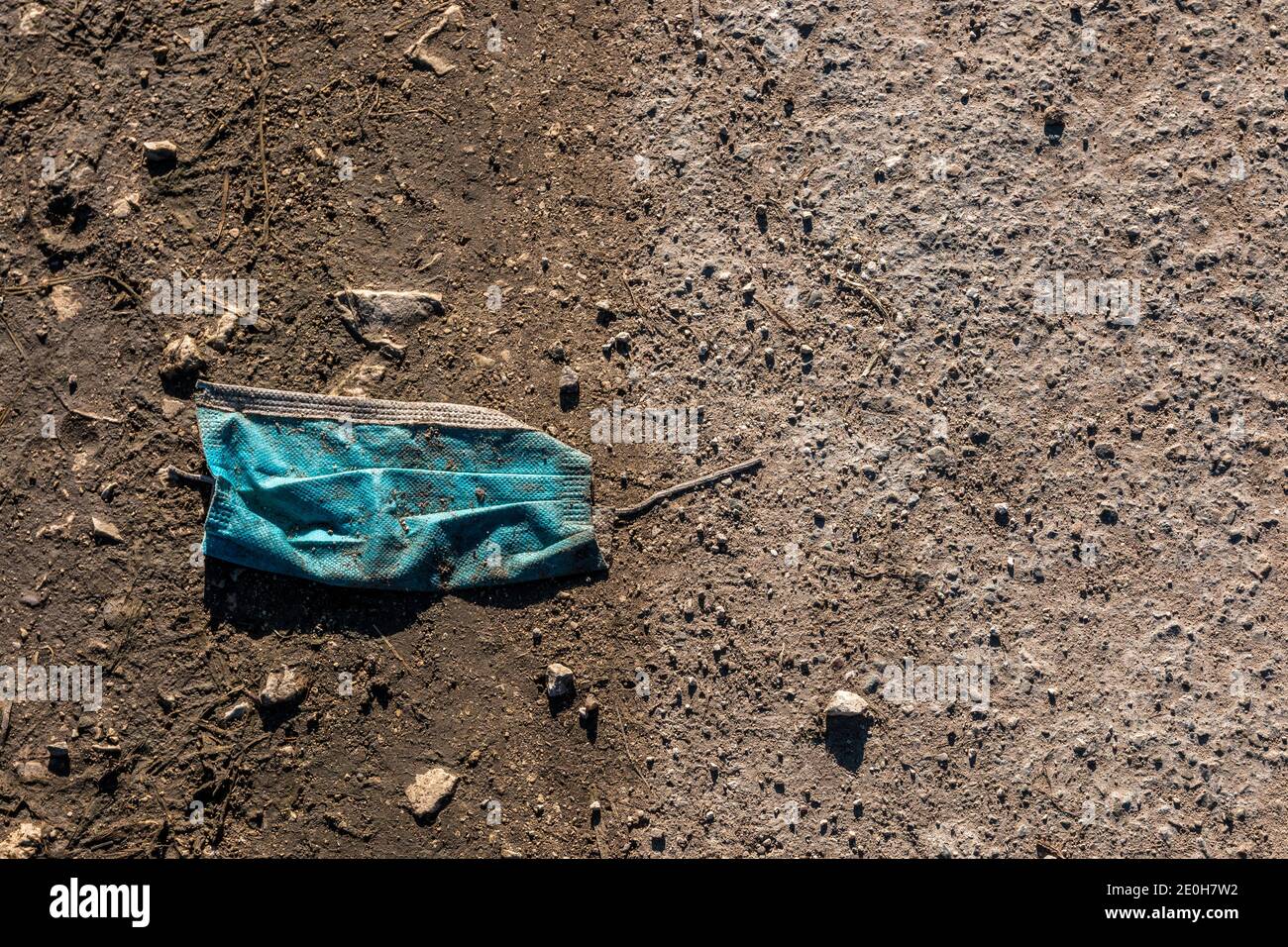 Medizinische Maske gegen Corona einfach weggeworfen Stockfoto