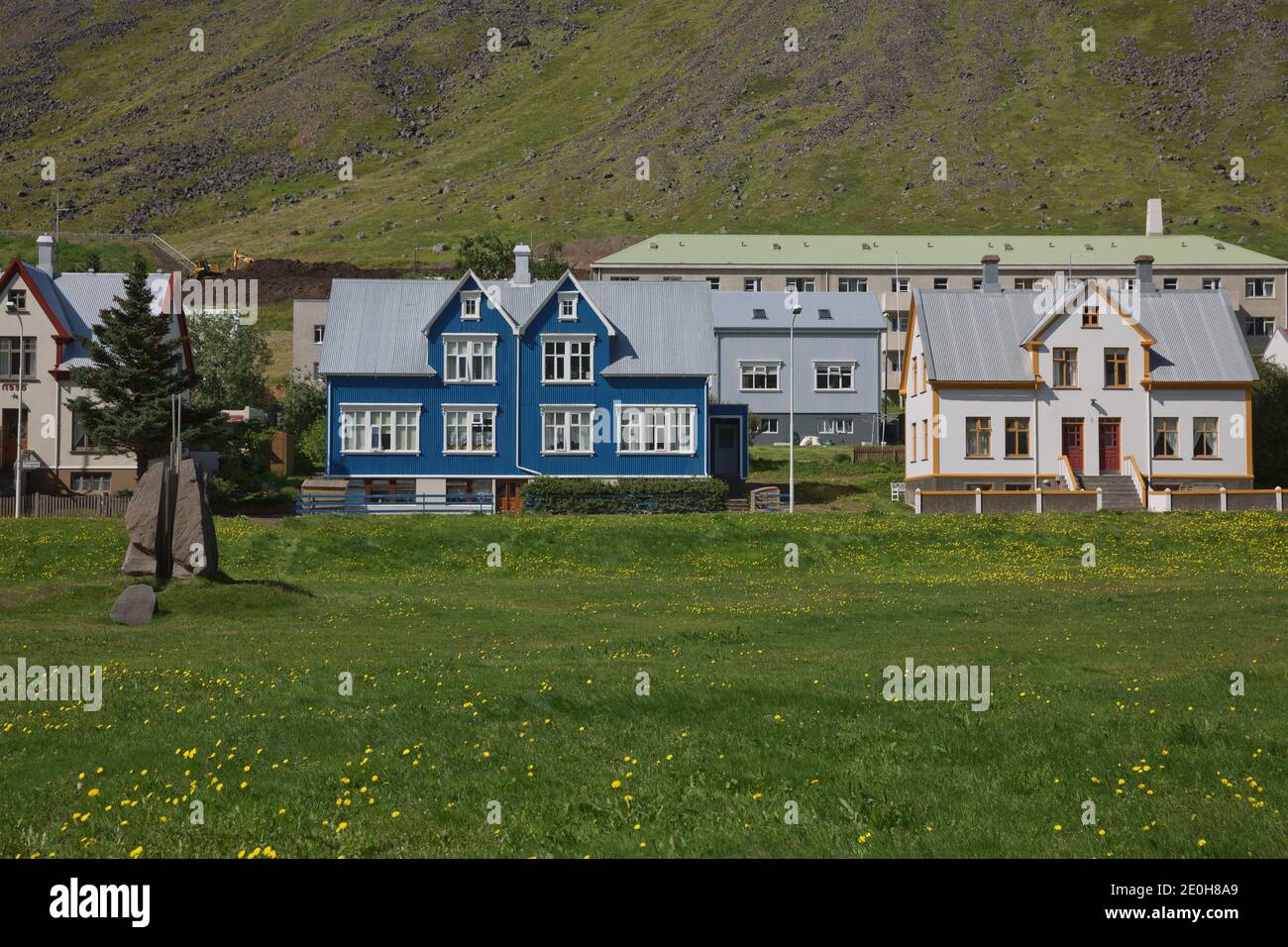 Isafjordur, Island - 28. Juli 2017: Häuser im traditionellen Stil mit Blick auf den Tungata Platz in der schönen Stadt Isafjordur in Island. Stockfoto