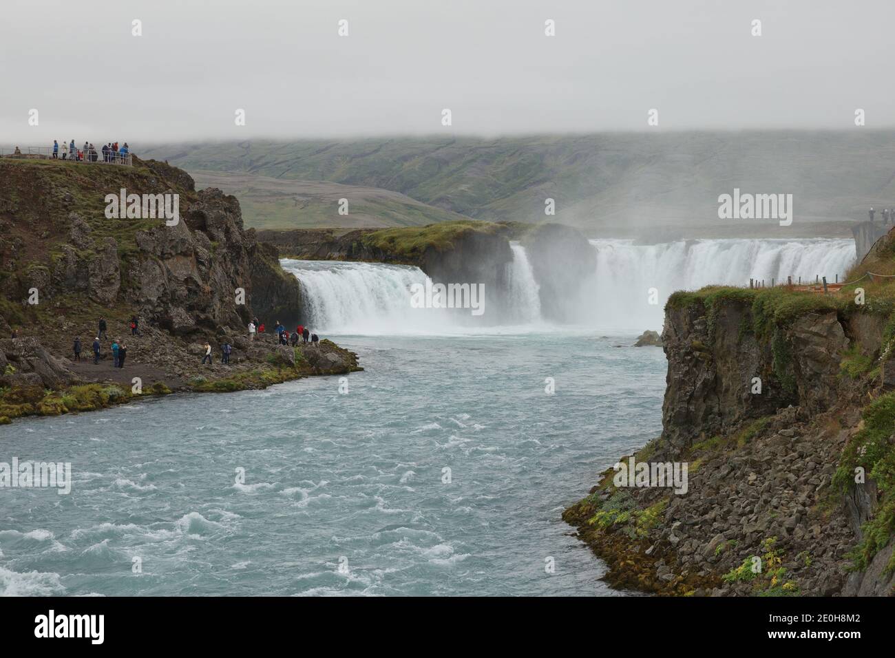 Touristen am Godafoss (Wasserfall der Götter) ist ein berühmter Wasserfall in Island. Die atemberaubende Landschaft der Godafoss Wasserfall zieht Touristen t Stockfoto