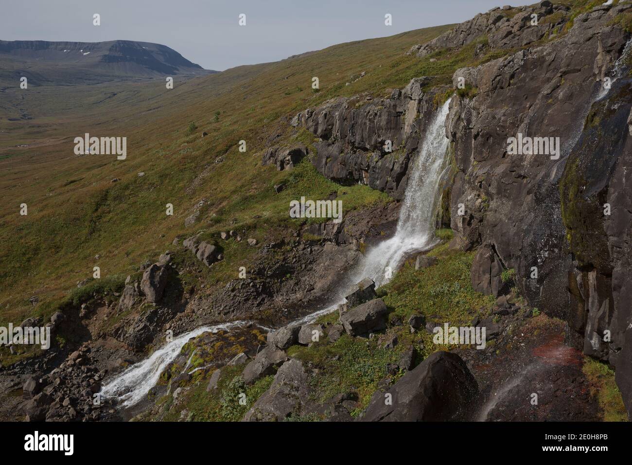 Schöner Wasserfall Bleiksarfoss in Eskifjordur, östlich von Island. Stockfoto