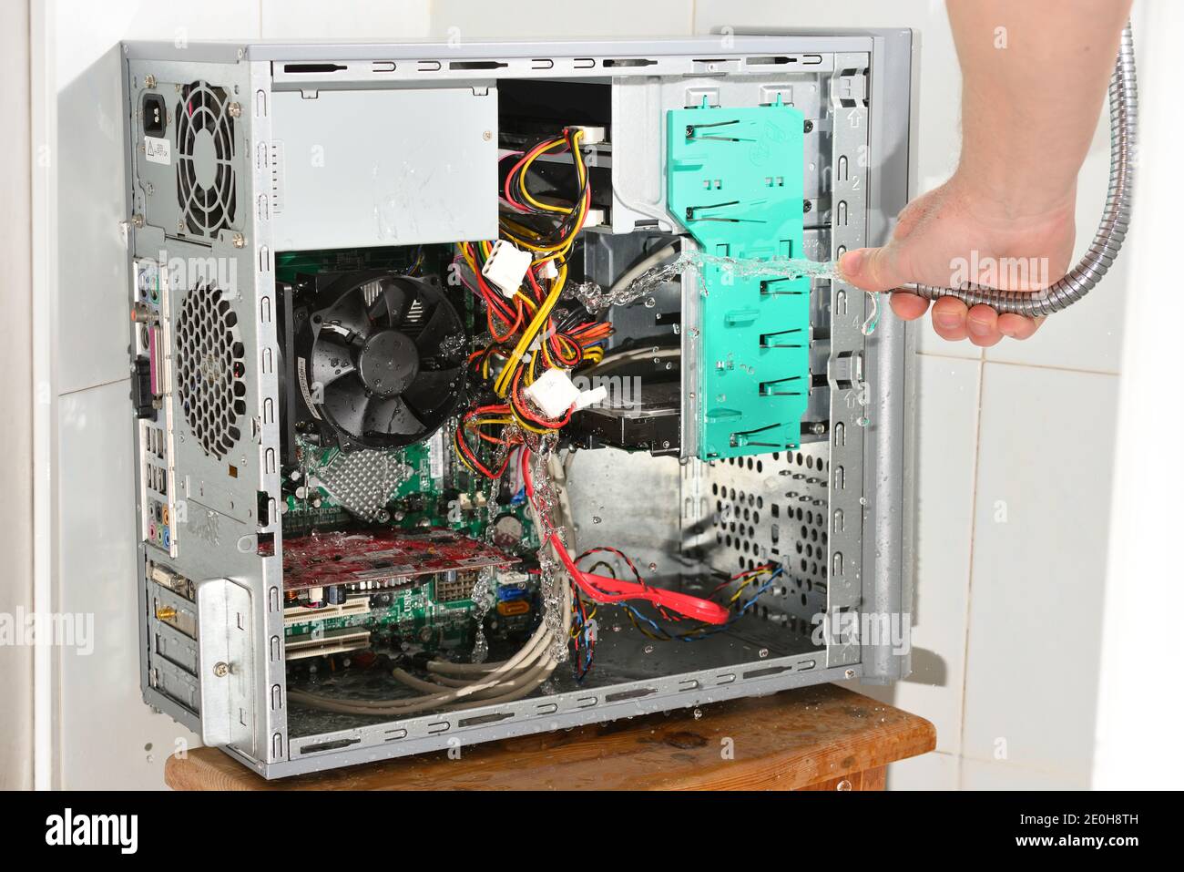Insane Wasser Reinigung von innen Computer für frischen Start. Stockfoto