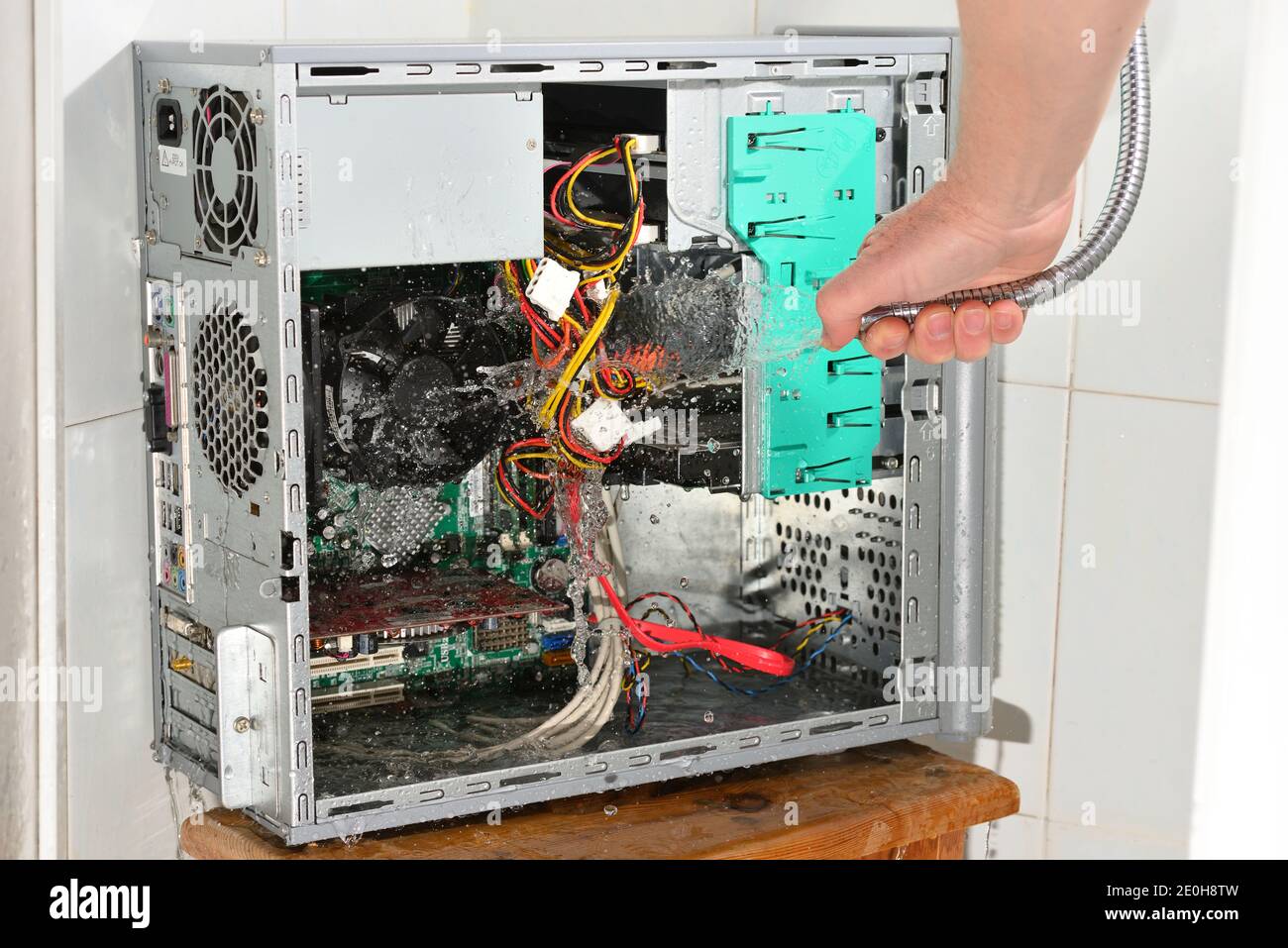 Insane Wasser Reinigung von innen Computer für frischen Start. Stockfoto