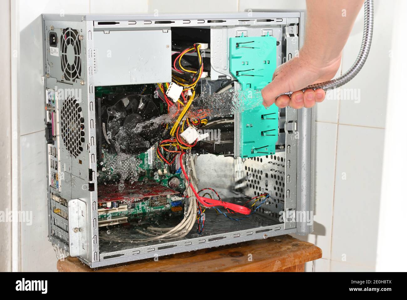 Insane Wasser Reinigung von innen Computer für frischen Start. Stockfoto